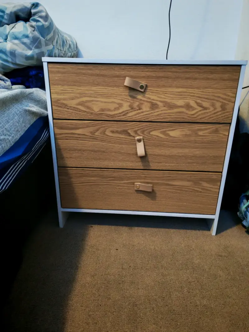 Conjunto de closet y velador de madera - 2