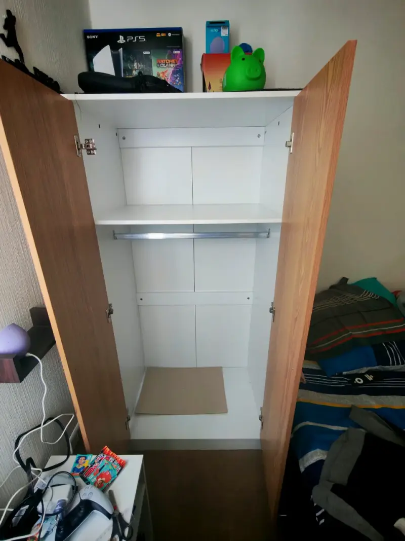Conjunto de closet y velador de madera - 3