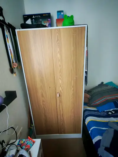 Conjunto de closet y velador de madera - miniatura 4
