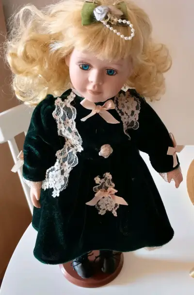 Muñecas de porcelana vintage con vestido verde - miniatura 1