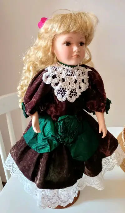 Muñecas de porcelana vintage con vestido verde - miniatura 2