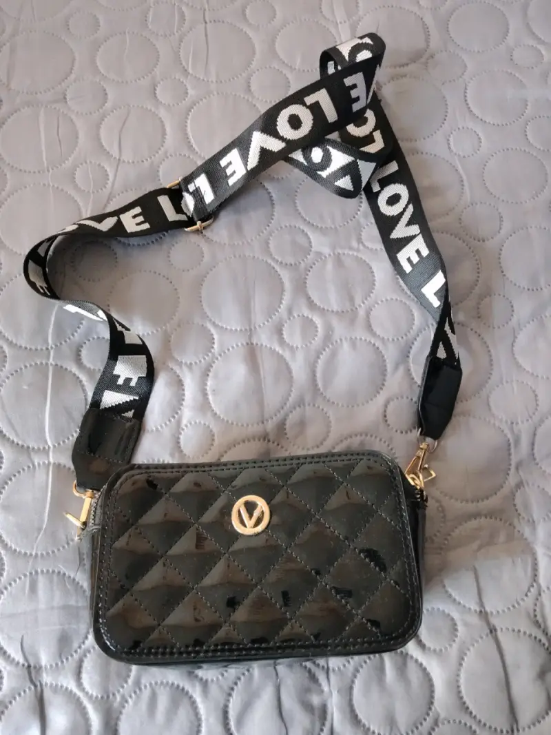 Cartera negra con correa ajustable 'Love'