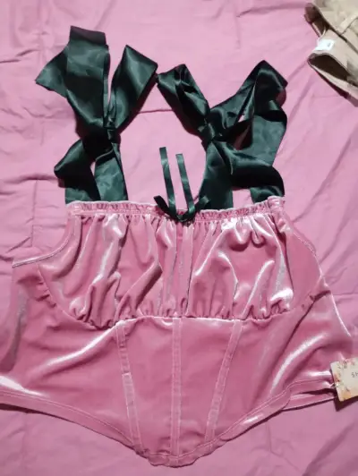 Top rosa con lazos negros - miniatura 1