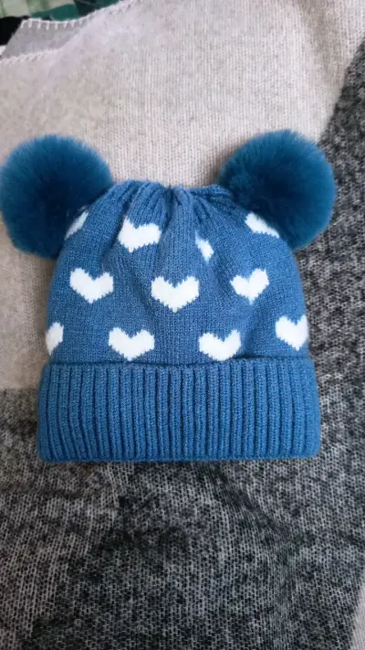Gorro infantil azul con pompones - miniatura 1
