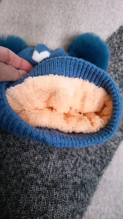 Gorro infantil azul con pompones - miniatura 2