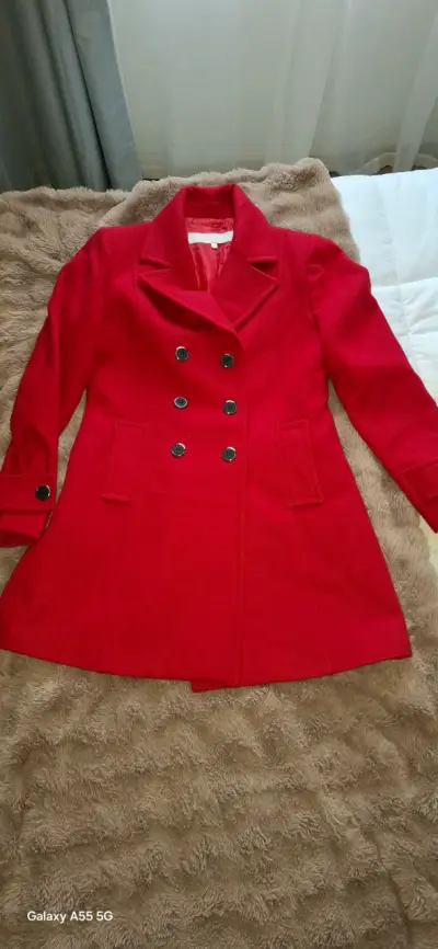 Abrigo rojo de lana con botones - miniatura 1