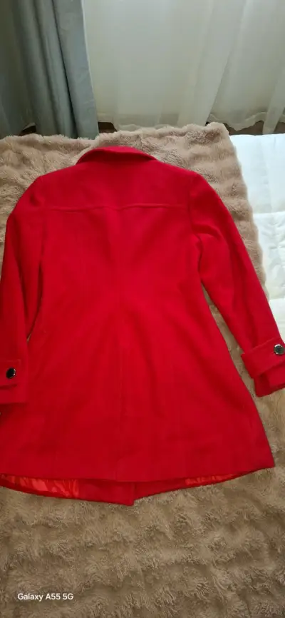 Abrigo rojo de lana con botones - miniatura 2