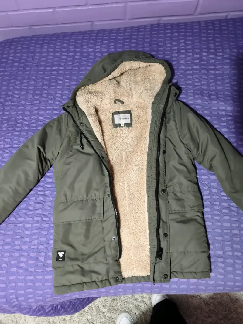 Parka verde con capucha y forro polar