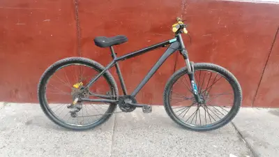 Bicicleta de montaña negra en buen estado - miniatura 1
