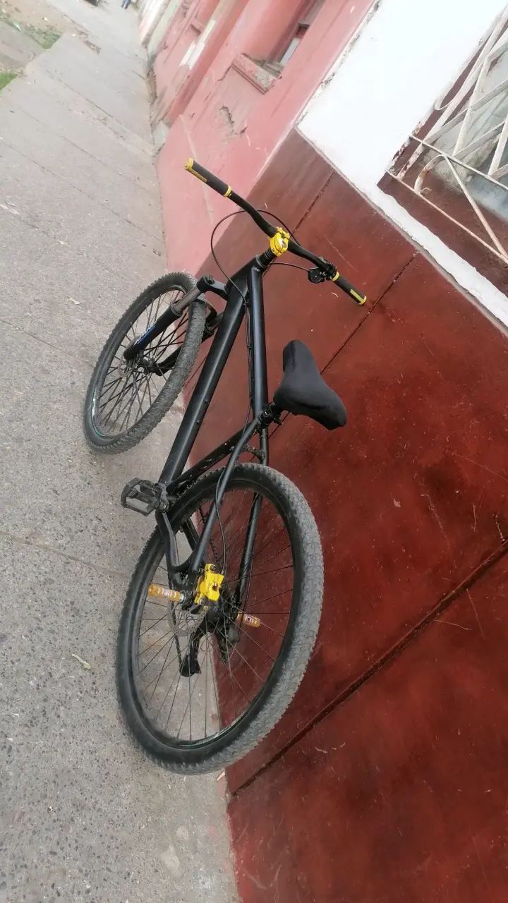 Bicicleta de montaña negra en buen estado - 2