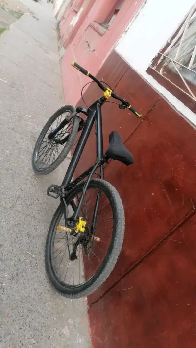 Bicicleta de montaña negra en buen estado - miniatura 2