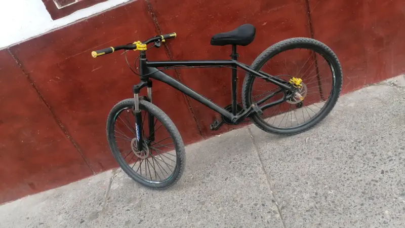 Bicicleta de montaña negra en buen estado - 3