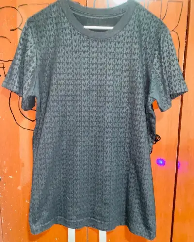 Polera negra con estampado MK - miniatura 1