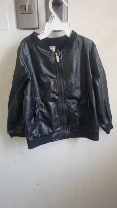 Chaqueta negra de cuero sintético para niños - miniatura 1