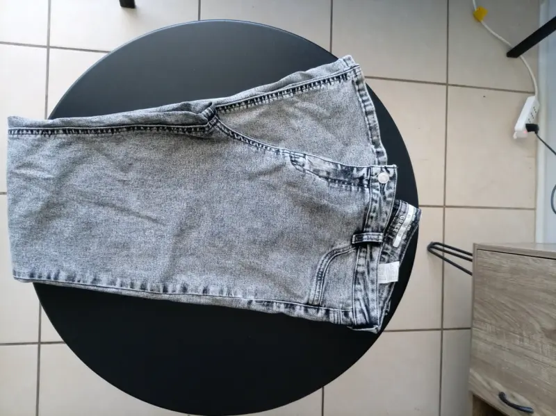 Jeans gris desgastado para mujer
