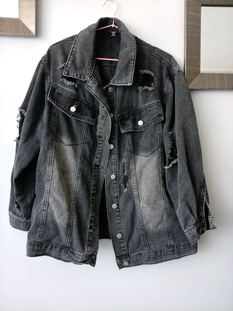 Chaqueta de mezclilla negra desgastada