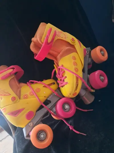 Patines de cuatro ruedas amarillos y rosados - miniatura 1