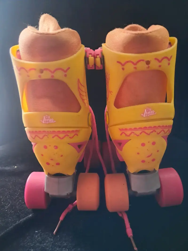 Patines de cuatro ruedas amarillos y rosados - 2