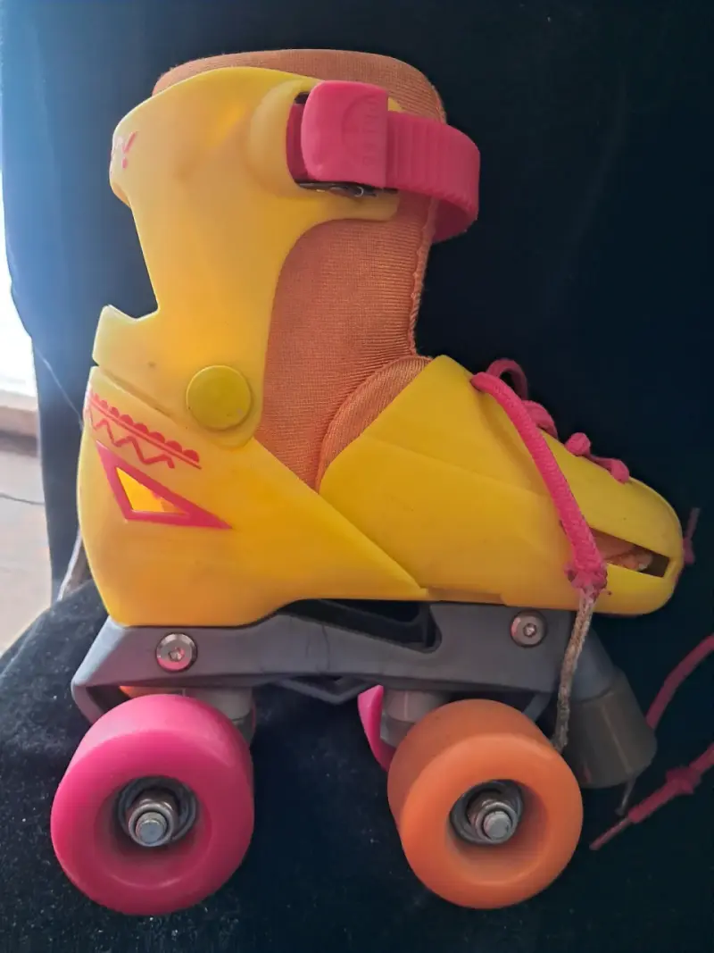 Patines de cuatro ruedas amarillos y rosados - 4