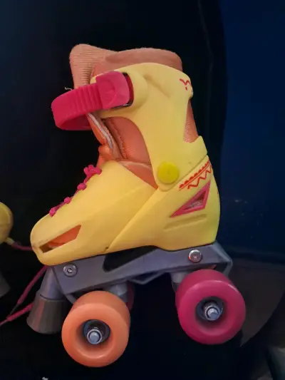 Patines de cuatro ruedas amarillos y rosados - miniatura 5