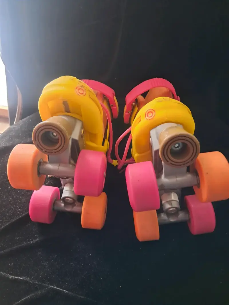 Patines de cuatro ruedas amarillos y rosados - 6