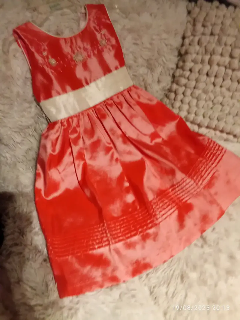 Vestido de niña rojo con detalles bordados - 1