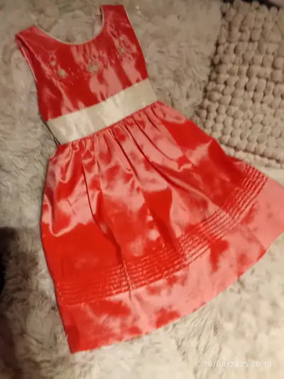 Vestido de niña rojo con detalles bordados - miniatura 1