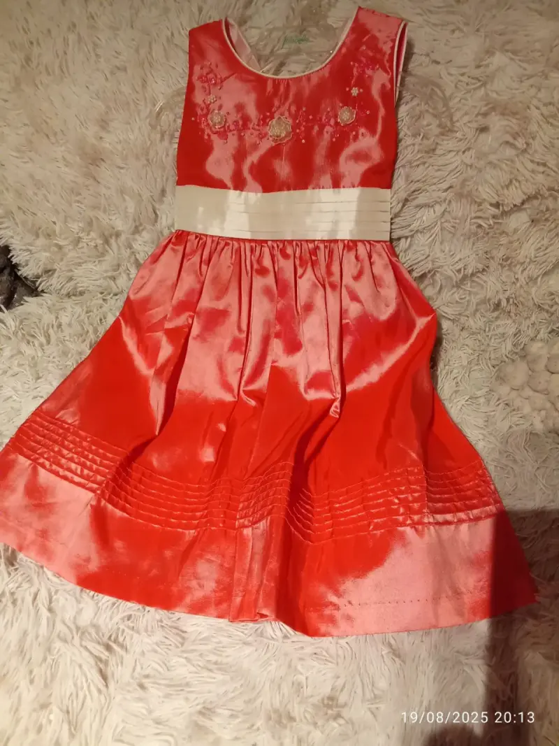 Vestido de niña rojo con detalles bordados - 2