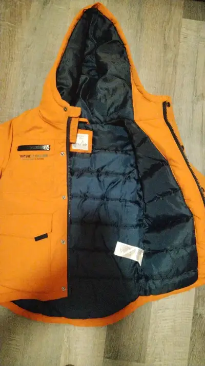 Chaqueta anaranjada con capucha para niños - miniatura 2