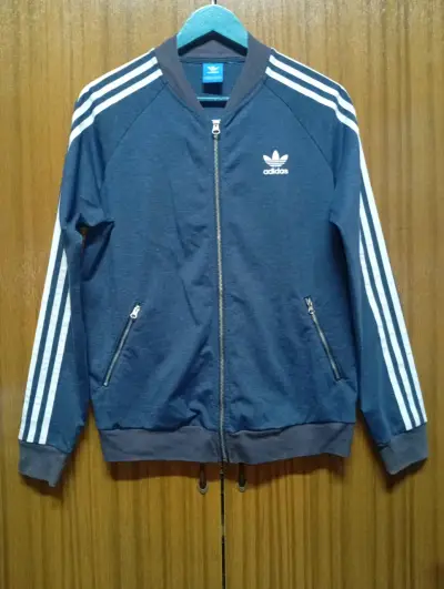 Chaqueta deportiva Adidas azul talla S con rayas - miniatura 1