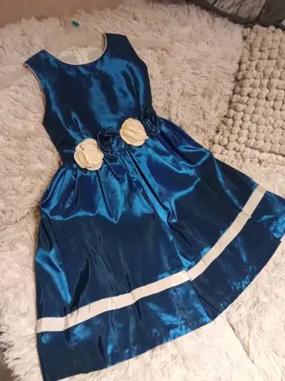 Vestido de fiesta azul con flores decorativas - miniatura 1