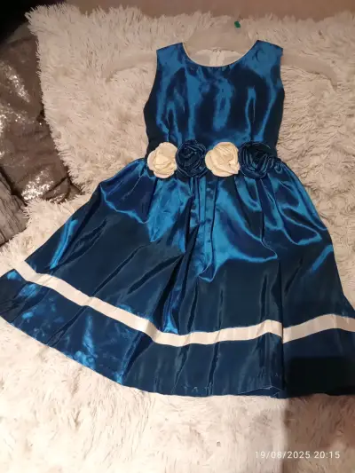 Vestido de fiesta azul con flores decorativas - miniatura 2