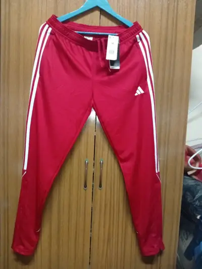 Pantalones deportivos rojos Adidas talla M nuevos - miniatura 1