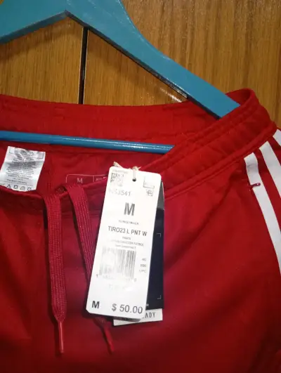 Pantalones deportivos rojos Adidas talla M nuevos - miniatura 2