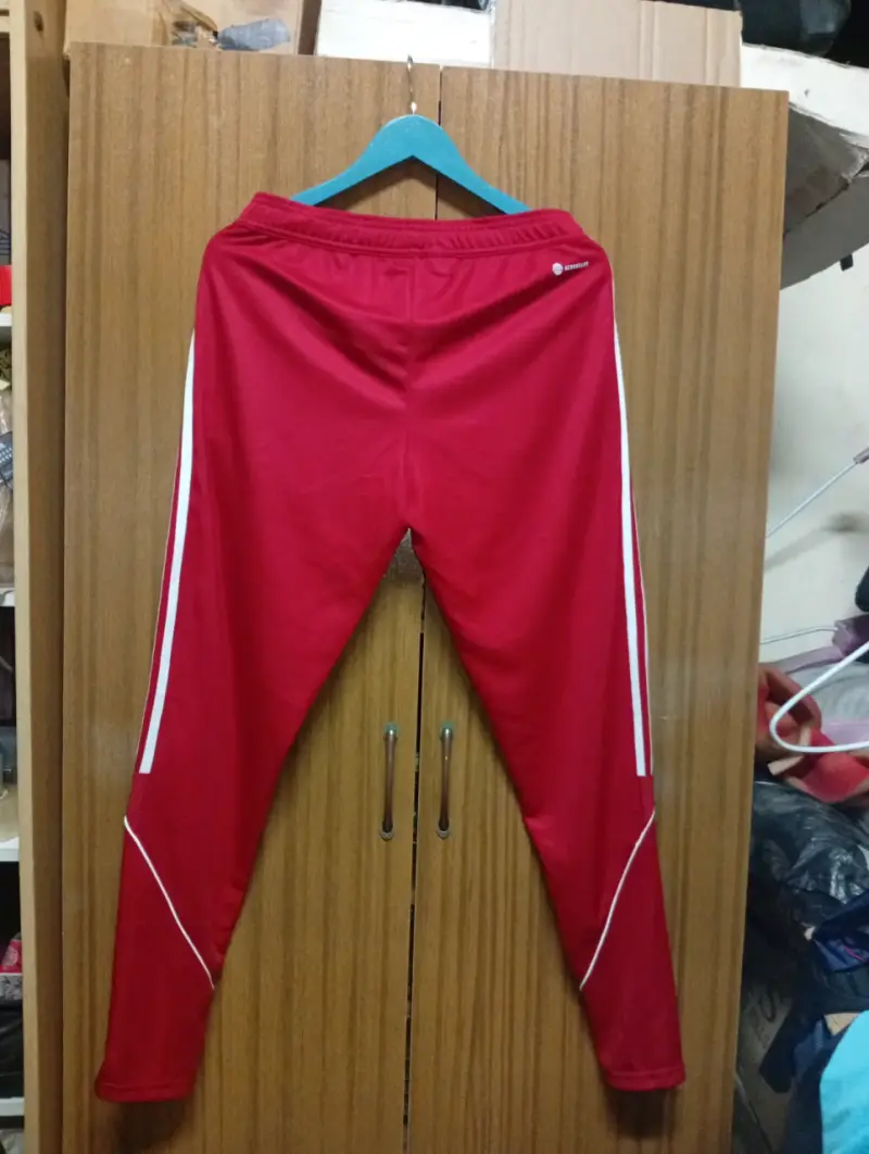 Pantalones deportivos rojos Adidas talla M nuevos - 4