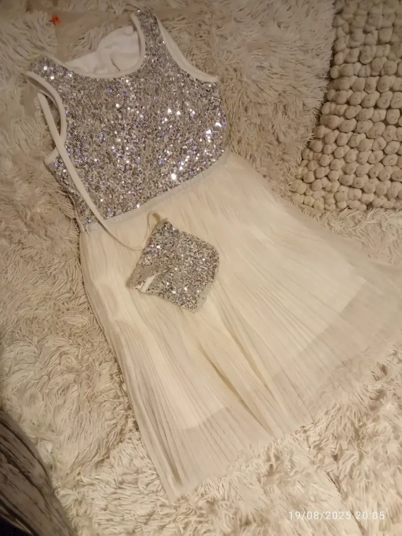 Vestido de fiesta con lentejuelas plateadas - 1