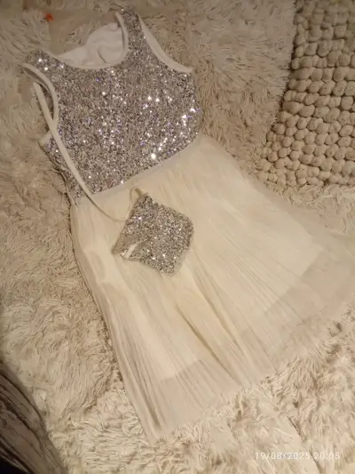 Vestido de fiesta con lentejuelas plateadas - miniatura 1