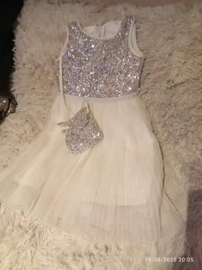 Vestido de fiesta con lentejuelas plateadas - miniatura 2