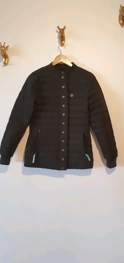 Chaqueta acolchada negra para invierno - miniatura 1