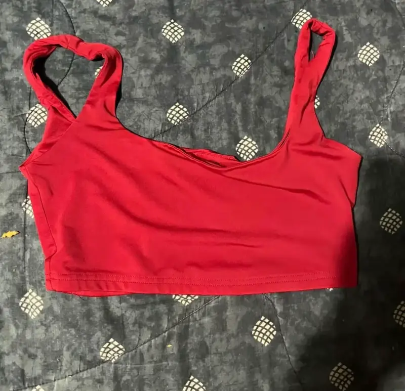 Top deportivo rojo sin mangas