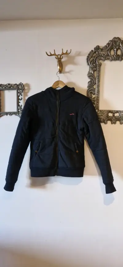 Chaqueta negra con capucha para mujer - miniatura 1