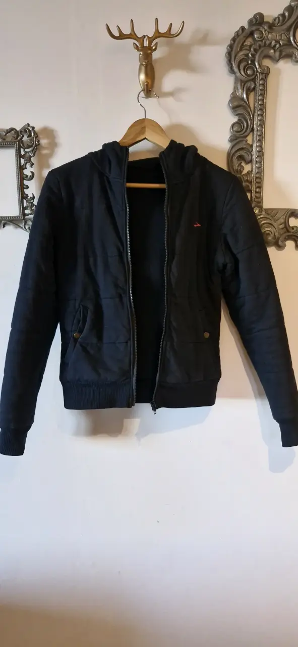 Chaqueta negra con capucha para mujer - 2
