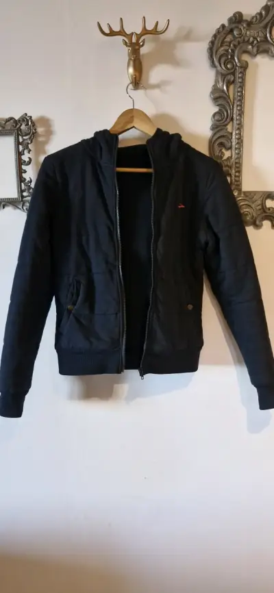 Chaqueta negra con capucha para mujer - miniatura 2