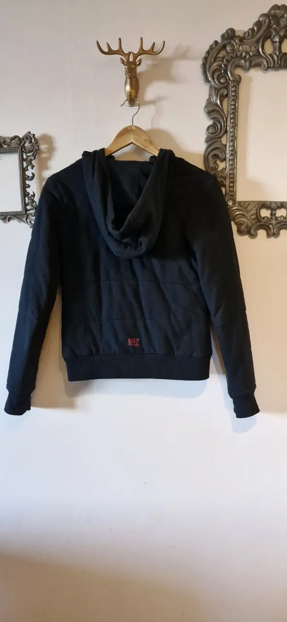 Chaqueta negra con capucha para mujer - 3