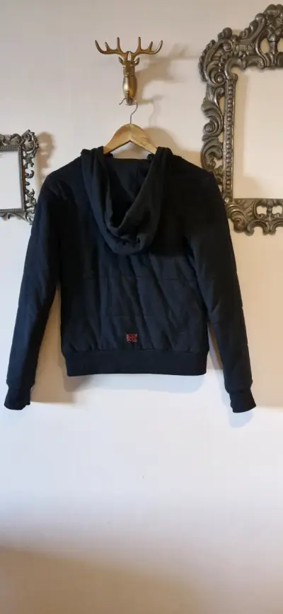 Chaqueta negra con capucha para mujer - miniatura 3