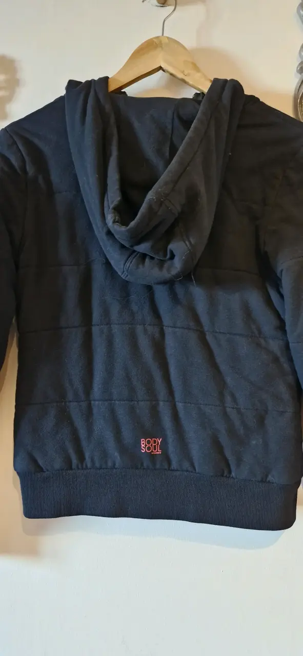 Chaqueta negra con capucha para mujer - 4