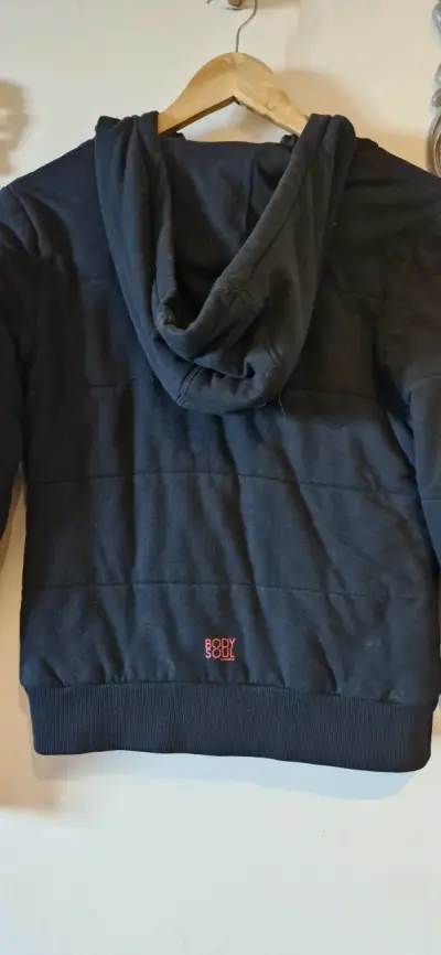 Chaqueta negra con capucha para mujer - miniatura 4