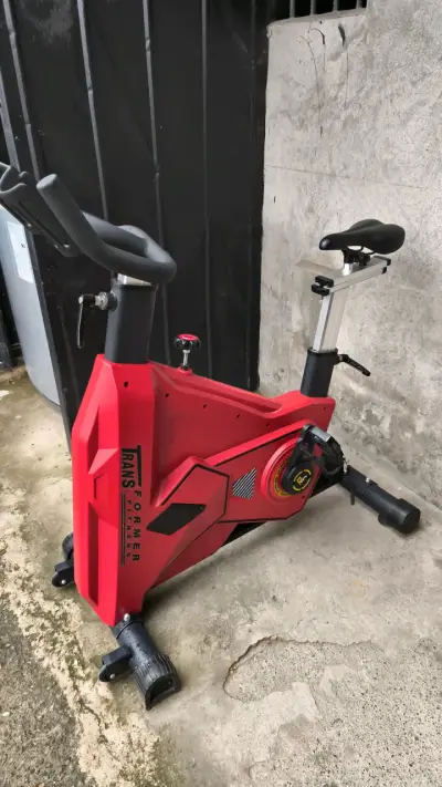 Bicicleta estática roja Transform Fitness - miniatura 1
