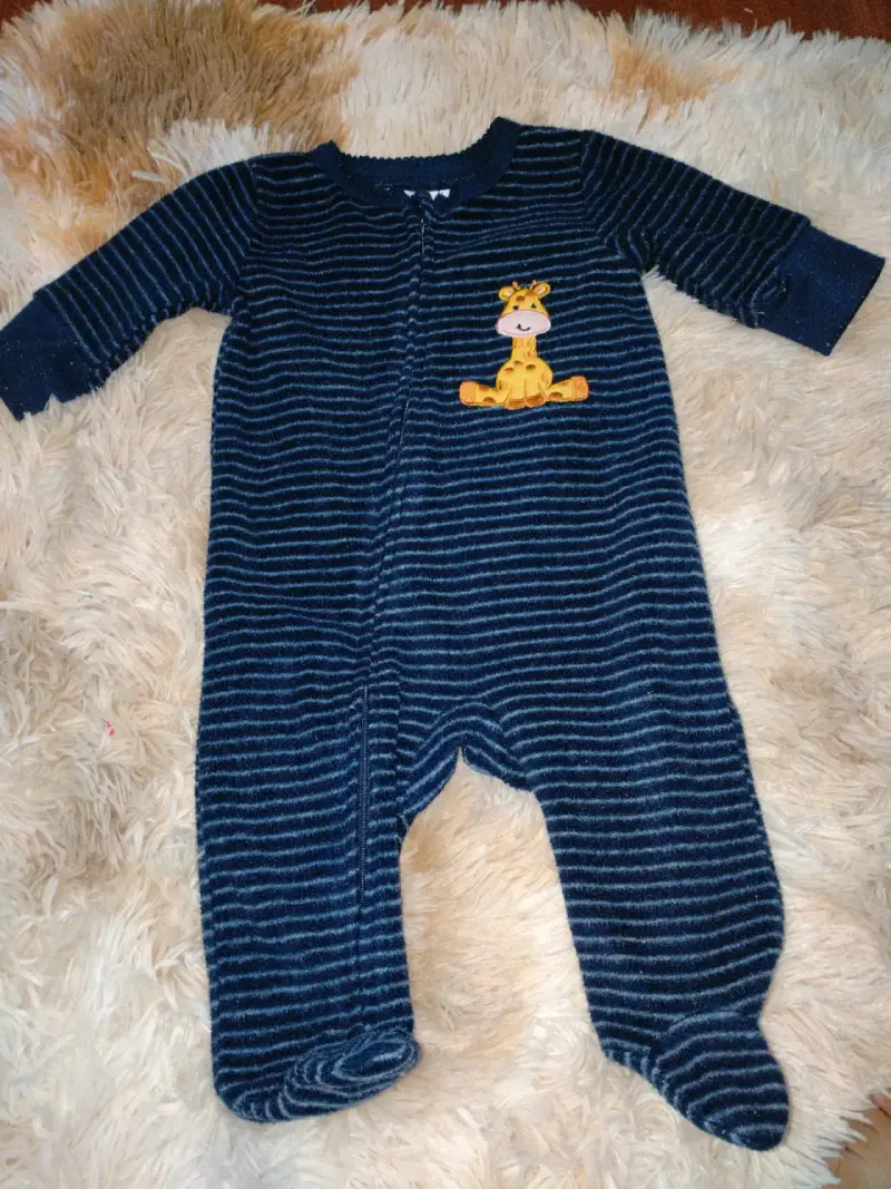 Pijama de bebé azul con jirafa