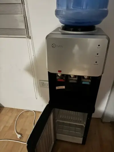 Dispensador de agua con enfriador y calentador - miniatura 1